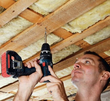 Opsætning af gipsloft: Vi skruer forskallingen Opsætning af gipsloft: Vi skruer forskallingen